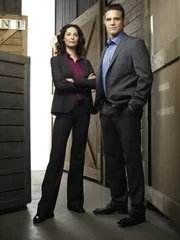 (1. Staffel) - Nachdem die beiden Secret-Service Agenten Myka Bering (Joanne Kelly, l.) und Pete Lattimer (Eddie McClintock, r.) das Leben des amerikanischen Präsidenten gerettet haben, werden sie von einer Geheimorganisation rekrutiert ...