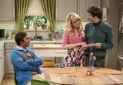 Howard (Simon Helberg, r.) und Bernadette (Melissa Rauch, M.) wollen nicht wissen, welches Geschlecht ihr Baby haben wird. Blöd nur, dass Raj (Kunal Nayyar, l.) Bescheid weiß ...
