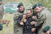 Die Polizisten der Suchtruppe (Komparsen) müssen Semir (Erdogan Atalay) beruhigen, als sie auf einem Brachgelände auf das Sargverlies von Ben stoßen. Lebt Semirs Partner noch?