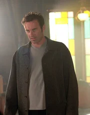 Barbas bringt Cole (Julian McMahon) dazu, Unschuldige anzugreifen in dem sicheren Glauben, dass es sich dabei um Dämonen handelt ...