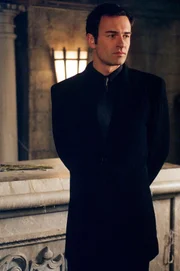 Cole (Julian McMahon) spioniert undercover die Machenschaften einer dämonischen Bruderschaft aus. Entgegen Phoebes Warnung verfolgt er seine Strategie.