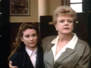 Jessica (Angela Lansbury) hat für die Verdächtige Molly (Megan Mullally) die Kaution gestellt.
