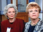 Jessica (Angela Lansbury, r.) trifft ihre Bekannte Bonnie (Jane Greer) wieder, doch die Umstände sind alles andere als angenehm.