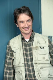 Nachdem Marshall die Zusage für den Job seiner Träume bekommt, macht er sich Sorgen, dass Garrison Cootes (Martin Short) das Angebot zurückziehen könnte, wenn er Videos von ihm entdeckt, die er in seiner Vergangenheit gemacht hat ...