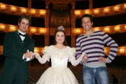 Willi mit Aschenputtel Silvia und Nikolai  © Bayerischer Rundfunk/megaherz gmbh - Honorarfrei nur im Zusammenhang mit genannter Sendung bei Nennung "Bild: Bayerischer Rundfunk/megaherz gmbh". Andere Verwendung nur nach Absprache. KI.KA, Marketing & Kommunikation, Tel.: 0361/218-1826, Fax: -1831
