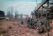 Deutsche Truppen bei einem Angriff auf ein Lagerhaus in Stalingrad während des Zweiten Weltkriegs.