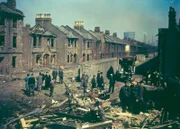 Foto von Anwohnern, die während des Blitzangriffs Bombenschäden an Häusern in London inspizieren.