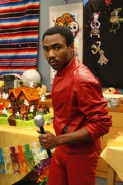 Um Extrapunkte in Spanisch zubekommen - nimmt Troy (Donald Glover) selbstverständlich an Annies Halloweenparty teil ...