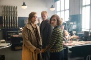 Erich (Pit Bukowski) taucht Charlottes (Liv Lisa Fries) Schwester Ilse (Laura Kiehne) im Polizeipräsidium auf und macht sie für die missglückte OP verantwortlich.