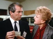 Kommissar Underwood (Lane Smith) und Jessica (Angela Lansbury) versuchen zu erraten, wer an Dannys Tod interessiert sein könnte.