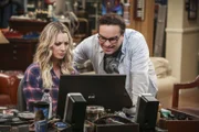 Leonard (Johnny Galecki, r.) ist hellauf begeistert, als seine Frau Penny (Kaley Cuoco, l.) zu einer Comic-Con eingeladen wird, um Autogramme zu geben. Sie ist allerdings weniger entzückt, als sie erfährt, dass es sich dabei wohl um eine Zusammenkunft gescheiterter Schauspieler handelt ...