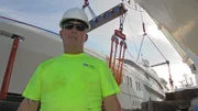 Um die Millionen teure Yacht beim Transport nicht zu beschädigen, kommen besondere gummierte Gurte und Hebevorrichtungen zum Einsatz.