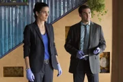 (v.l.n.r.) Jane Rizzoli (Angie Harmon); Frankie Rizzoli jr. (Jordan Bridges)
