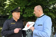 Polizist Haas (Michael Dietmayr, KLD, links) geht davon aus, dass es sich bei der Zeichnung um eine Art Liebesbrief für Franzi handelt. Mit Hubert (Bernhard Ulrich, rechts).