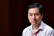 Der chinesische Wissenschaftler He Jiankui spricht am 28. November 2018 auf dem zweiten internationalen Gipfel zur Bearbeitung des menschlichen Genoms in Hongkong.