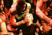Sam (Amanda Tapping, Mitte) wird zu Apophis gebracht, der sofort den Erinnerungschip hinter ihrem Ohr entdeckt..., USA, Peter DeLuise, RTL II,