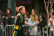 Barney (Neil Patrick Harris, vorne) nimmt am New York City Marathon teil. Er springt für Marshall ein, der sich kurz zuvor den Zeh gebrochen hat. Robin (Cobie Smulders, l.) und Ted (Josh Radnor, r.) sind überrascht von seiner Leistung ...
