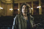 Kriminalkommissarin Wanda Goldwasser (Eli Wasserscheid) ist bestürzt, nachdem sie im Bayreuther Festspielhaus per Telefon einen entscheidenden Hinweis bekommen hat.