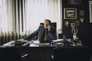 Polizeipräsident Bruchner (Thomas Kügel) erhält am Telefon furchtbare Nachrichten.
