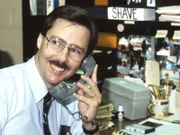 Ein Mann spricht am Telefon