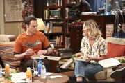 Penny (Kaley Cuoco, r.) lädt ihre Freunde zu einer Weinverkostung ein. Sheldon (Jim Parsons, l.) lehnt ab, weil er keinen Wein mag und Bernadette darf als Schwangere keinen Wein trinken. Die anderen sind jedoch begeistert und wollen sie begleiten; mit ungeahnten Folgen ...