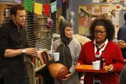Senor Chang verspricht allen, die zu Annies mexikanischer Halloween-Party erscheinen, Extrapunkte im Spanischkurs. Das lässt sich natürlich keiner nehmen und sie feiern was das Zeug hält: Jeff (Joel McHale, l.), Britta (Gillian Jacobs, M.) und Shirley (Yvette Nicole Brown, r.) ...