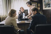 Während die Kriminalhauptkommissare Paula Ringelhahn (Dagmar Manzel, links) und Felix Voss (Fabian Hinrichs, rechts) Polizeipräsident Bruchner (Thomas Kügel, Mitte) um Unterstützung bitten, wird diesem von seiner Sekretärin Marie der Kaffee serviert.