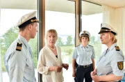 Pirmin (Simon Werdelis, l.), Nele (Floriane Daniel, r.) und Julia (Wendy Güntensperger, 2.v.r.) stören Marianne Genzgen (Barbara Magdalena Ahren, 2.v.l.) bei den Vorbereitungen eines Charity-Empfangs.