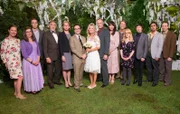 "The Big Bang Theory", "Die Beischlaf-Vermutung." Über der Hochzeit von Leonard und Penny liegt ein Schatten. Während Pennys Mutter befürchtet, dass bei dem Zusammentreffen mit Leonards Akademiker-Familie ans Licht kommt, womit ihr Sohn tatsächlich sein Geld verdient, treibt Sheldon die Sorge um, seine Mutter Mary und Leonards Vater Alfred könnten sich besser verstehen, als ihm eigentlich lieb ist. Indes erhält Howard Besuch von höchster Stelle. Ein Regierungsbeamter will ihn sprechen, verweigert jedoch vorab Auskünfte über den Grund für das Treffen.Im Bild (v.li.): Laurie Metcalf (Mary Cooper), Mayim Bialik (Amy Farrah Fowler), Jim Parsons (Sheldon Cooper), Judd Hirsch (Dr. Alfred Hofstadter), Christine Baranski (Dr. Beverly Hofstadter), Johnny Galecki (Leonard Hofstadter), Kaley Cuoco (Penny), Keith Carradine (Wyatt), Katey Sagal (Susan), Jack McBrayer (Randall), Melissa Rauch (Bernadette Rostenkowski-Wolowitz), Simon Helberg (Howard Wolowitz), Kunal Nayyar (Rajesh Koothrappali), Kevin Sussman (Stuart).