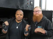 Roger Mooking (l.)