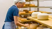 Martina Albrecht schmiert den Käse.