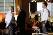 Ein Mann wurde durch ein japanisches Schwert in zwei Stücke erteilt. Horatio Caine (David Caruso, Mi.) und Jesse Cardoza (Eddie Cibrian, re.) befragen Takashi Yamada (Roger Yuan), der mit der "Sakiru", einer japanischen Mafia-Organisation, ins Visier der Ermittlungen gerät.