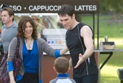 Lernen sich kennen: Beth (Bellamy Young, l.) und Hotchs (Thomas Gibson, r.) Sohn Jack (Cade Owens, M.)