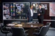Ein Heckenschütze tötet in einem Einkaufszentrum in Dallas, Texas, sechs Menschen. Hotch (Thomas Gibson, r.) und Rossi (Joe Mantegna, l.) beginnen sofort mit den Ermittlungen ...