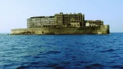 Welche wirtschaftlichen Entwicklungen führten dazu, dass die kleine japanische Insel Hashima, einst das meist bevölkerte Fleckchen Land weltweit, heute gänzlich verlassen ist?