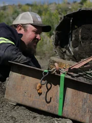 Nate Clark in der Shirley Bar Mine, Alaska, beim Einsatz einer Schleuse.