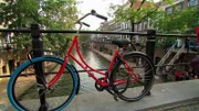 Die Oude Gracht, die alte Gracht, ist das Herzstück der Altstadt von Utrecht. Da darf auch das Fiets, das Fahrrad, nicht fehlen. „Kleines Amsterdam“ heißt es oft, wenn von Utrecht die Rede ist