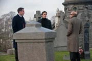 L-R: Agent Peter Burke (Tim DeKay), Neal (Matt Bomer) und Mozzie (Willie Garson)
