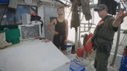 Austin Laundry konfisziert mit seinem Partner Adam Young auf einem Fischerboot in der Nähe von Venice 680 Kilo Garnelen, denn der Kapitän des Wasserfahrzeugs kann keine kommerzielle Lizenz vorweisen.