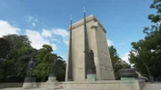 Das Monument des Droits de l'Homme – Mahnmal für die Menschenrechte – ist reich verziert und strotzt vor Symbolik.