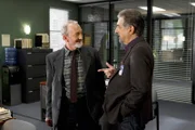 Gemeinsam untersuchen Rossi (Joe Mantegna, r.), Detective Gassner (Robert Englund, l.) und das restliche Team eine Serie ritueller Morde in Oregon ...