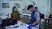 In Barcelona kontrollieren die Grenzbeamten die Ausweise der Passagiere.