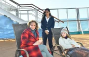 Katja Fehling (Lara Joy Körner, l.) kümmert sich aufopferungsvoll um ihre kranke Tochter Lisa (Johanna Hens, r.). Dr. Jessica Delgado (Collien Ulmen-Ferandes, M.) macht sich große Sorgen um Lisa, da ihr Gesundheitszustand sich zunehmend verschlechtert.
