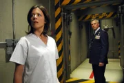 Dr. Weir (Torri Higginson, li.) will zurück nach Atlantis. Jack (Richard Dean Anderson, re.) versucht sie zu überzeugen, dass es kein Atlantis gibt...