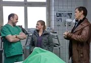 Der Parfümeur Jörg Hefner ist gestorben, nachdem der zwei Züge von einer Zigarre genommen hat. Pathologe Dr. Strahl (Christoph Tomanek, l.) bestätigt Sandra (Marie-Luise Schramm, M.) und Finn (Sven Martinek, r.) die Vermutung: Hefner ist vergiftet worden.