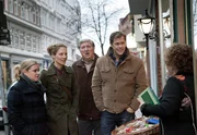ARD HEITER BIS TÖDLICH - MORDEN IM NORDEN, neue Krimiserie am Vorabend mit 16 Folgen, Folge 11 "Duft des Todes", am Dienstag (08.05.12) um 18.30 Uhr im Ersten. Finn Kiesewetters Tanten haben ihr Schaufenster auf ungewöhnliche Weise umdekoriert und haben bald darauf mehr Kunden im Teeladen denn je. Im Bild v.l.n.r.: Sandra (Marie-Luise Schramm), Elke Rasmussen (Tessa Mittelstaedt),  Schroeter (Veit Stübner),  Finn Kiesewetter (Sven Martinek) und Toni Kiesewetter (Petra Kelling).