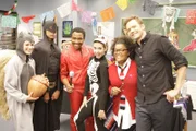 Mexanisches Halloween: (v.l.n.r.) Britta (Gillian Jacobs), Abed (Danny Pudi), Troy (Donald Glover), Annie (Alison Brie), Shirley (Yvette Nicole Brown) und Jeff (Joel McHale) ...