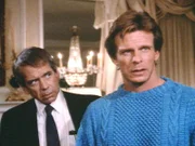 Kommissar Underwood (Lane Smith, li.) kann nicht glauben, dass Rick Banner (Marc Singer) der verschollene Universalerbe sein soll.