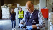 Zollfahnder machen in Barcelona einen mobilen Scanner einsatzbereit. Denn die Grenzschützer haben eine Warnung erhalten.
