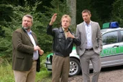 Als ein Forstbesitzer morgens tot in seinem Wald gefunden wird, ermitteln die Rosenheimer Kommissare Stadler (Dieter Fischer, l.), Hansen (Igor Jeftic, r.) und Polizist Mohr (Max Müller, M.).